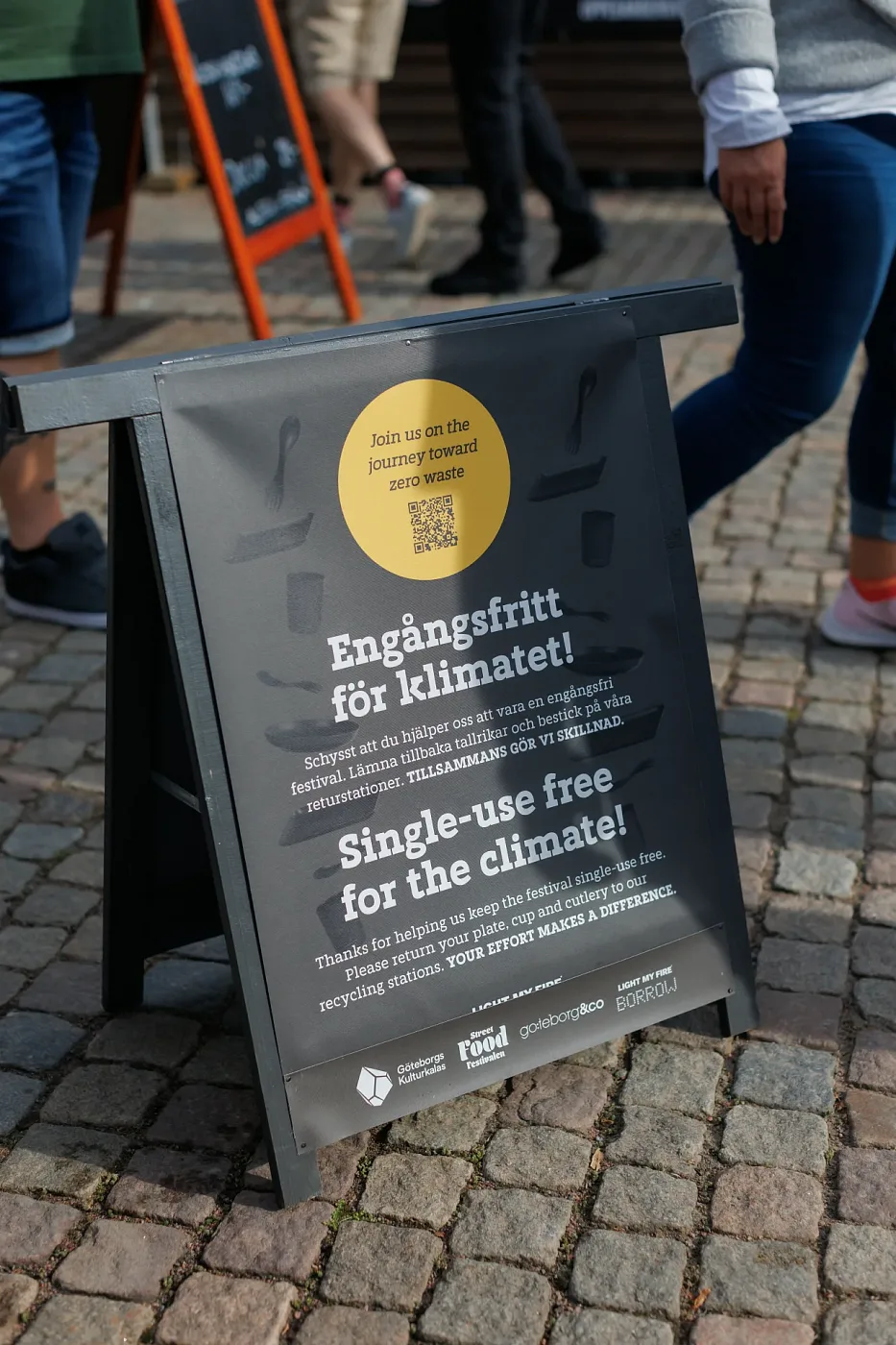 A festival sign on the street: Engångsfritt för klimatet — Single-use free for the climate