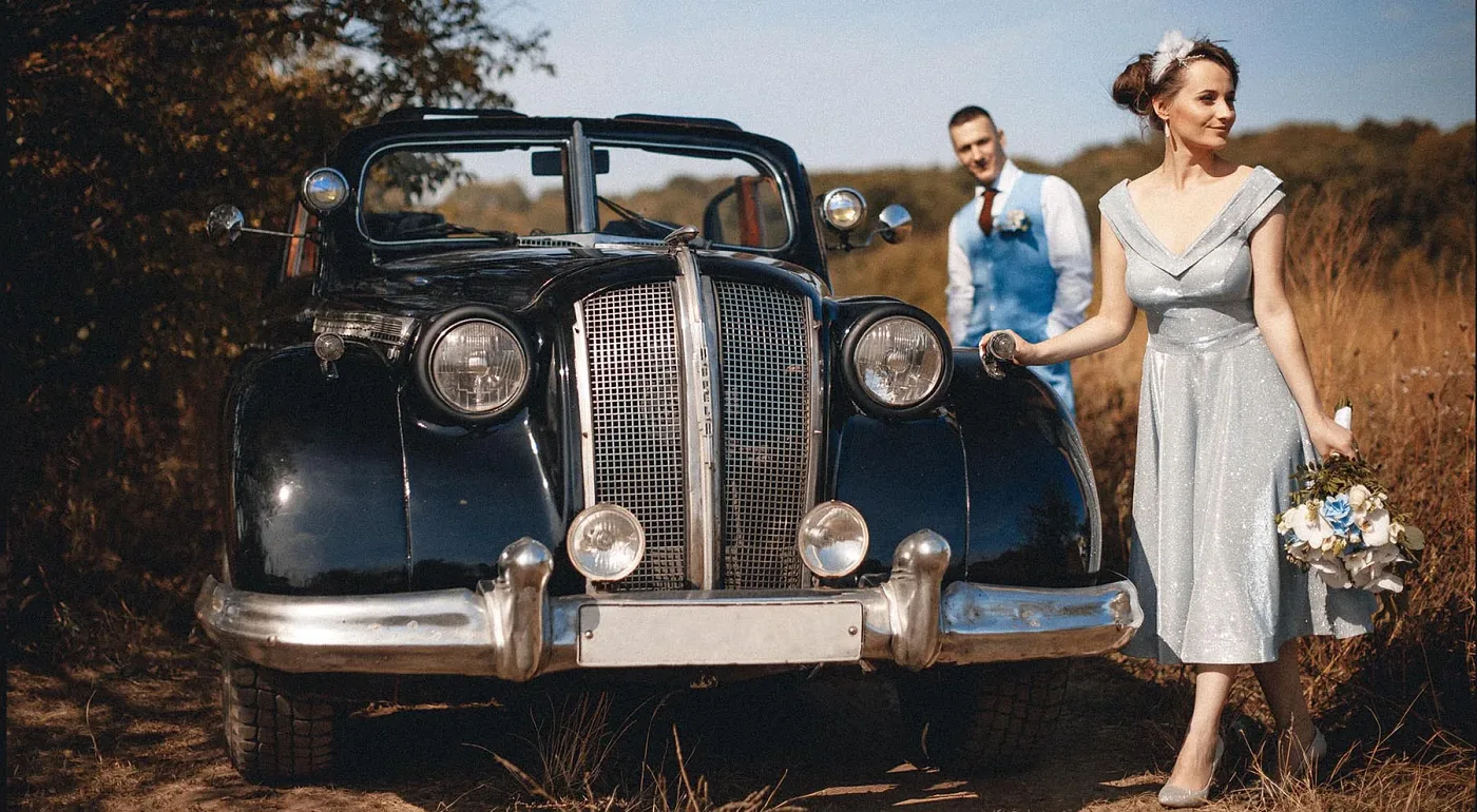 A vintage car — one of the wedding day details